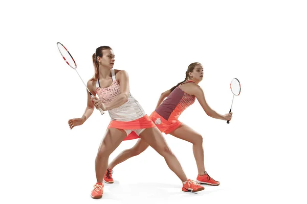 在白色背景下打羽毛球的年轻女子 — 图库照片