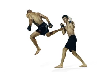 Beyaz stüdyo arka plan üzerinde iki profesyonel boksör boks izole