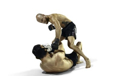 Beyaz stüdyo arka plan üzerinde iki profesyonel boksör boks izole