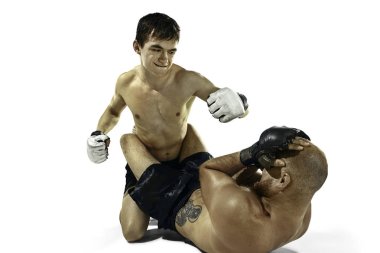 Beyaz stüdyo arka plan üzerinde iki profesyonel boksör boks izole