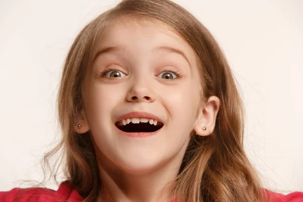 La chica adolescente feliz de pie y sonriendo contra el fondo blanco . — Foto de Stock