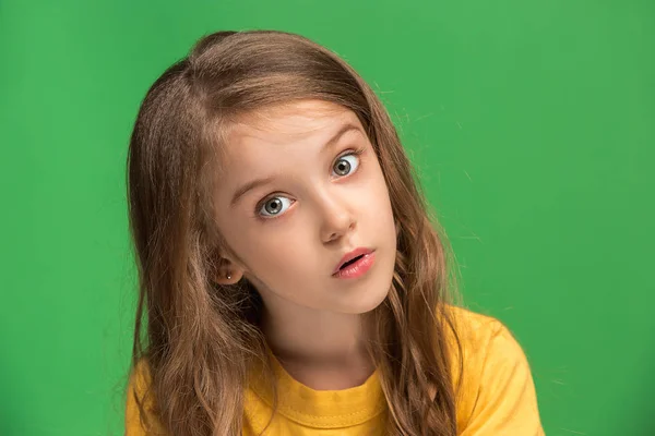 Hermosa chica adolescente mirando sorprendido aislado en verde — Foto de Stock