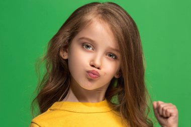 Genç ciddi düşünceli üzgün genç kız