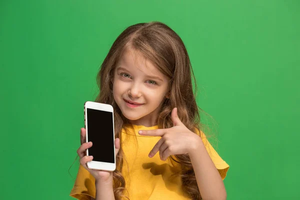 La chica adolescente feliz de pie y sonriendo contra el fondo verde . —  Fotos de Stock