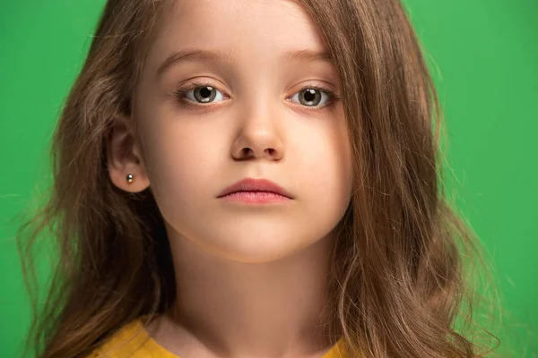 Серьёзная Грустная Сомнительная Вдумчивая Девочка Подросток Стоящая Зелёной Студии Человеческие — стоковое фото