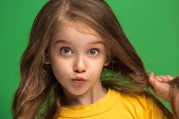 A menina adolescente feliz de pé e sorrindo contra o fundo verde . — Fotografia de Stock