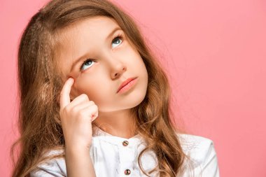 Genç ciddi düşünceli üzgün genç kız