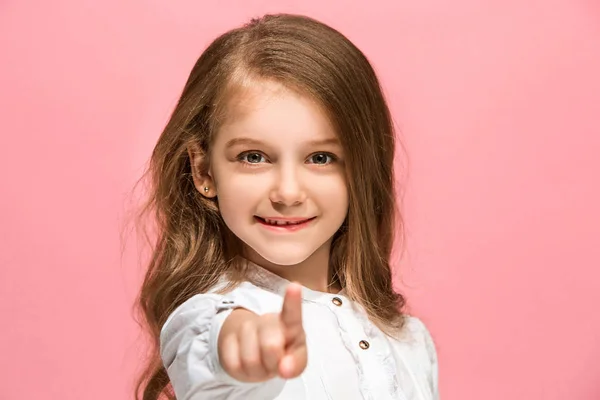 A menina adolescente feliz de pé e sorrindo contra o fundo rosa . — Fotografia de Stock