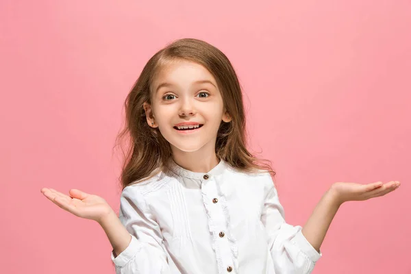 Menina adolescente bonita olhando suprised isolado em rosa — Fotografia de Stock