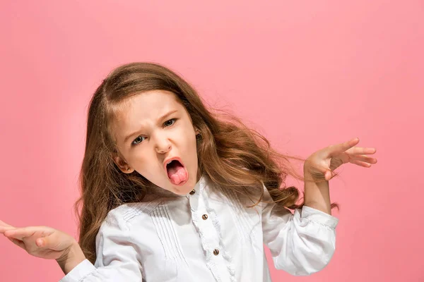 Retrato de menina adolescente com raiva em um fundo de estúdio rosa — Fotografia de Stock