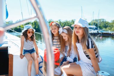 Deniz yatındaki çocuklar.