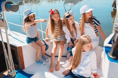 Deniz yatındaki çocuklar.