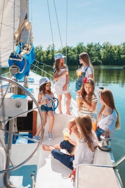 Deniz yatındaki çocuklar.