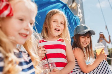 Deniz yatındaki çocuklar.