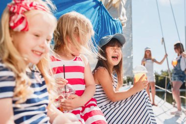 Deniz yatındaki çocuklar.