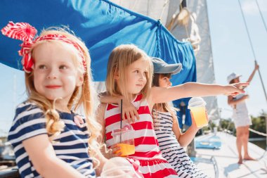 Deniz yatındaki çocuklar.