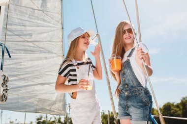 Deniz yatındaki çocuklar.