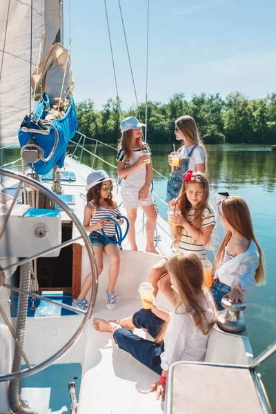 Deniz yatındaki çocuklar.