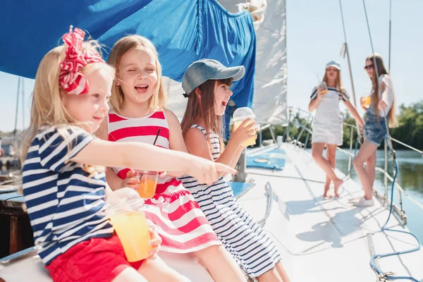 Die Kinder an Bord der Seejacht — Stockfoto