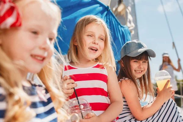 Deniz yatındaki çocuklar.