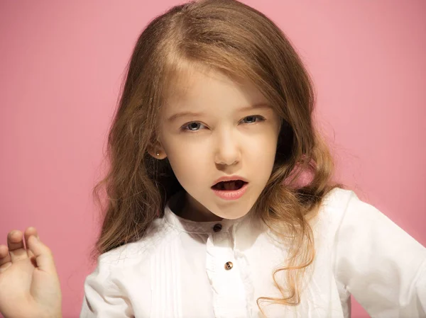Retrato de menina adolescente com raiva em um fundo de estúdio rosa — Fotografia de Stock