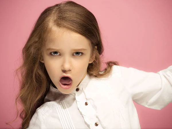 Retrato de menina adolescente com raiva em um fundo de estúdio rosa — Fotografia de Stock