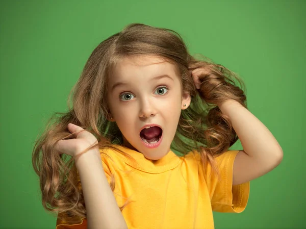 A menina adolescente feliz de pé e sorrindo contra o fundo verde . — Fotografia de Stock