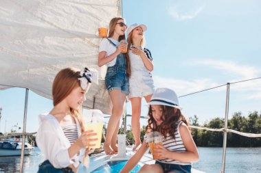 Deniz yatındaki çocuklar.