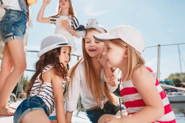 Deniz yatındaki çocuklar.