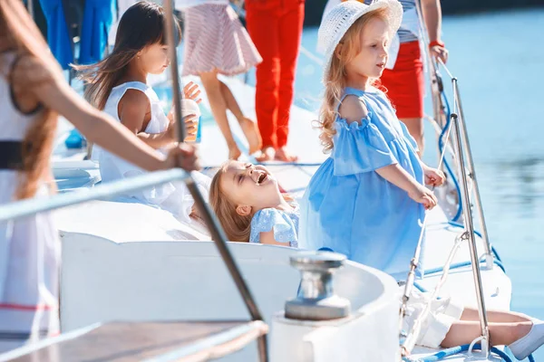 Dzieci na pokładzie jachtu morskiego — Zdjęcie stockowe