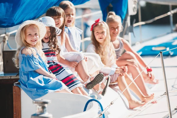 海上ヨットに乗っている子供たち — ストック写真