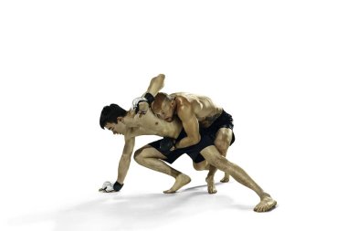 Beyaz stüdyo arka plan üzerinde iki profesyonel boksör boks izole