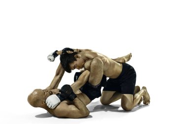 Beyaz stüdyo arka plan üzerinde iki profesyonel boksör boks izole