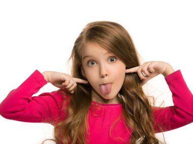 Güzel genç kız arayan izole üzerinde beyaz şaşırttı