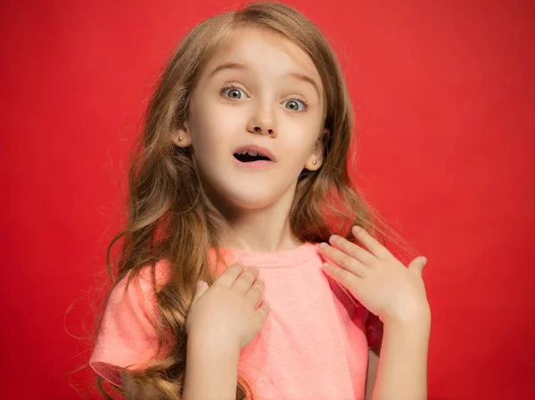 Chica Adolescente Feliz Pie Sonriendo Aislado Fondo Del Estudio Rojo — Foto de Stock