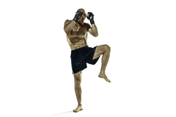 Professioneel bokser boksen geïsoleerd op witte studio achtergrond — Stockfoto