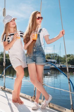 Deniz yatındaki çocuklar.