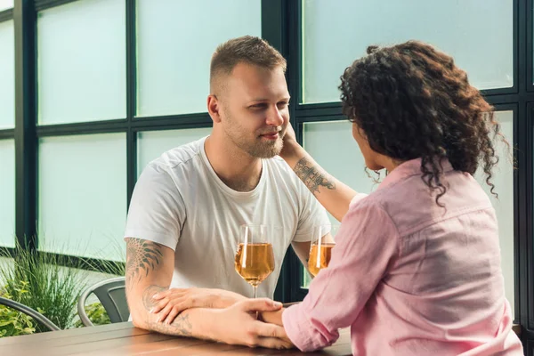 Ella le dijo que sí. Primer plano del joven besando la mano de su esposa mientras hace la propuesta de matrimonio al aire libre . —  Fotos de Stock