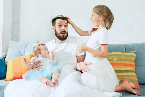 O pai feliz e suas filhas bebê em casa — Fotografia de Stock