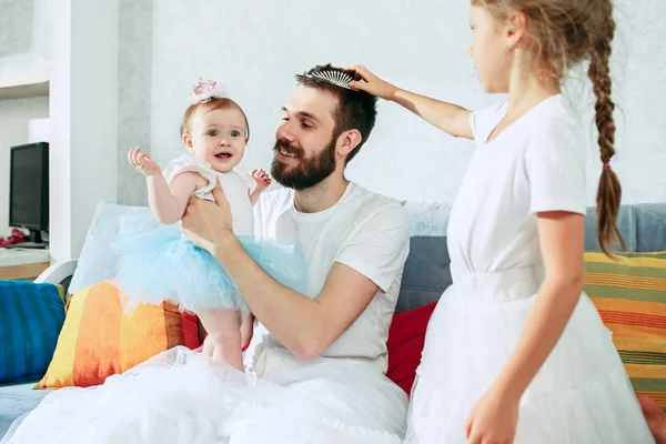 Il padre felice e le sue figlie a casa — Foto Stock