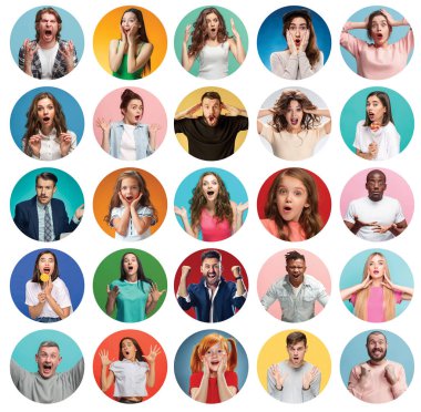 Renkli arka planlardaki şaşırmış insanların yüzlerinin kolajı. Mutlu erkekler ve kadınlar gülümsüyor. İnsani duygular, yüz ifadesi kavramı. Farklı insan yüz ifadeleri ve duygularının kolajı