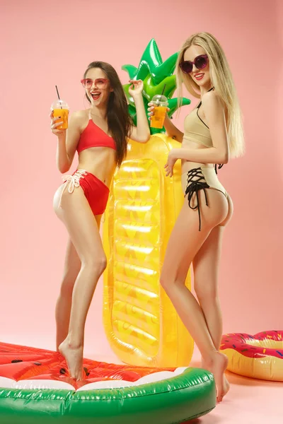 Chicas lindas en trajes de baño posando en el estudio. Retrato de verano caucásico adolescentes sobre fondo rosa . — Foto de Stock