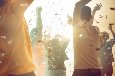 Gece hayatı ve disko konsepti. Gençler kulüpte dans ediyor..