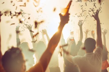 Gece hayatı ve disko konsepti. Gençler kulüpte dans ediyor..