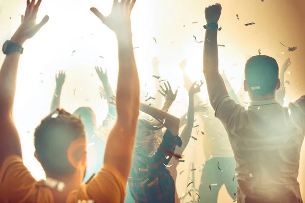 Vida nocturna y concepto disco. Los jóvenes bailan en el club. — Foto de Stock