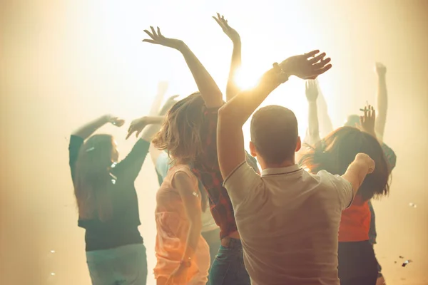 Vida nocturna y concepto disco. Los jóvenes bailan en el club. — Foto de Stock