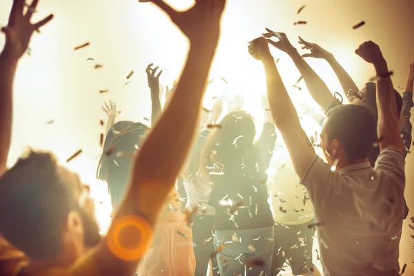 Nachtleben und Disco-Konzept. Junge Leute tanzen im Club. — Stockfoto