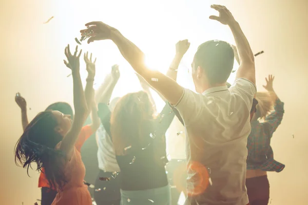 Noční život a diskotéka. Mladí lidé tančí v klubu. — Stock fotografie
