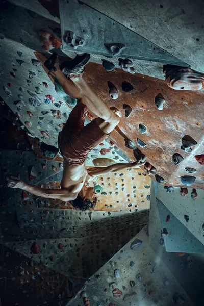 Free climber young man climbing artificial boulder indoors — Stock Photo, Image