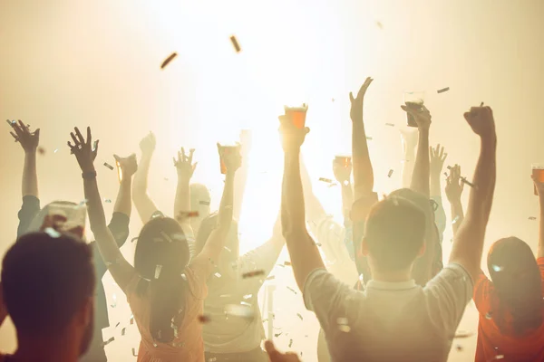 Vida nocturna y concepto disco. Los jóvenes bailan en el club. — Foto de Stock